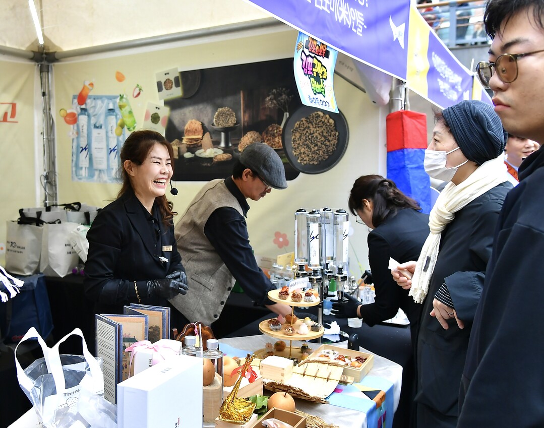 함박웃음을 짓는 상인들