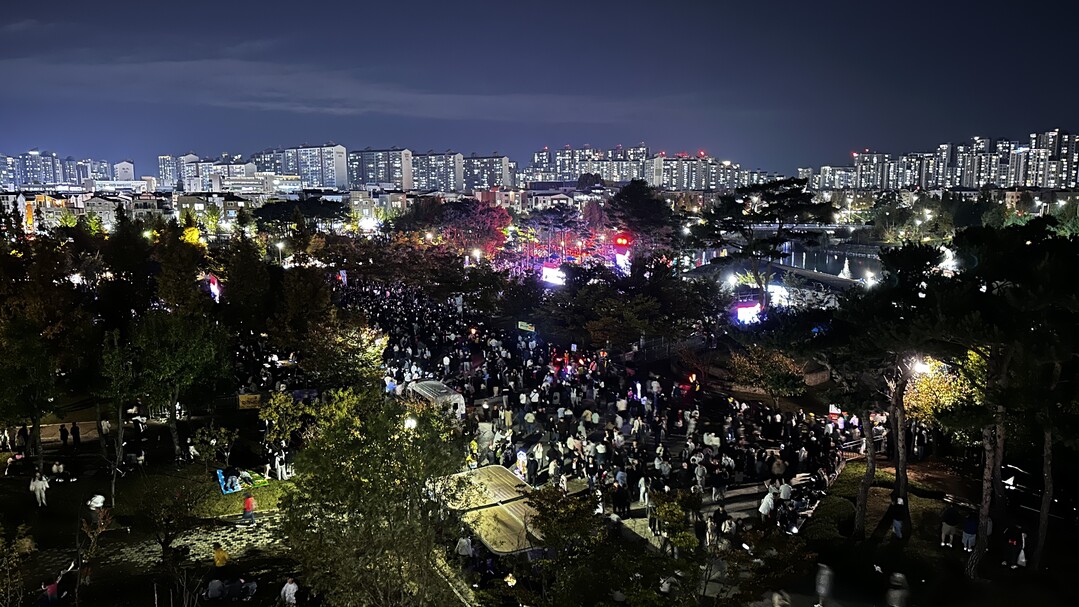 라베니체에 몰린 12만 인파