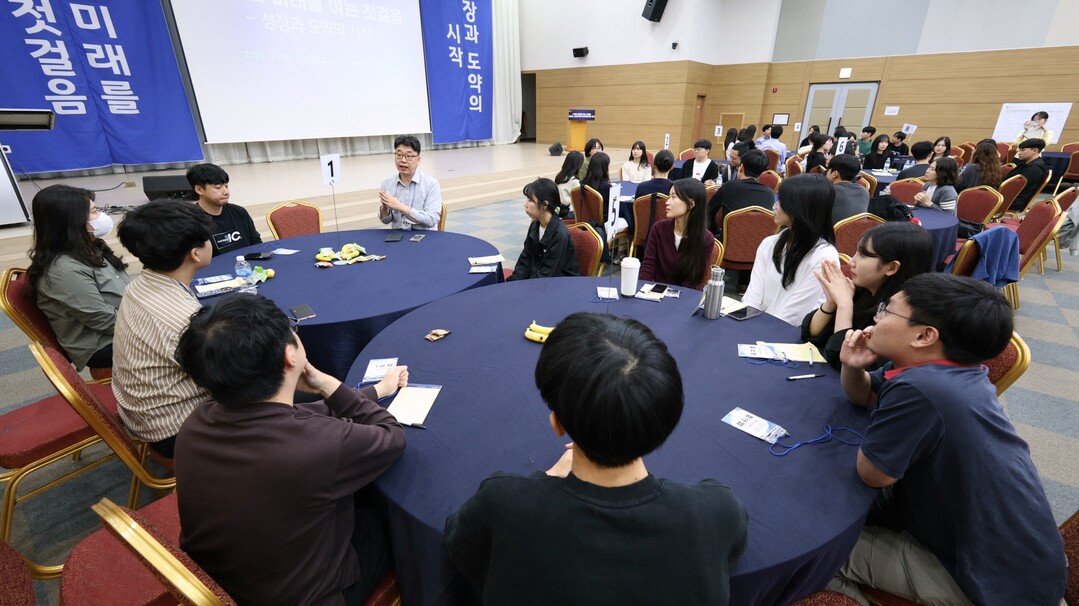 신규공직자들이 선배 공무원과 대화하고 있다.