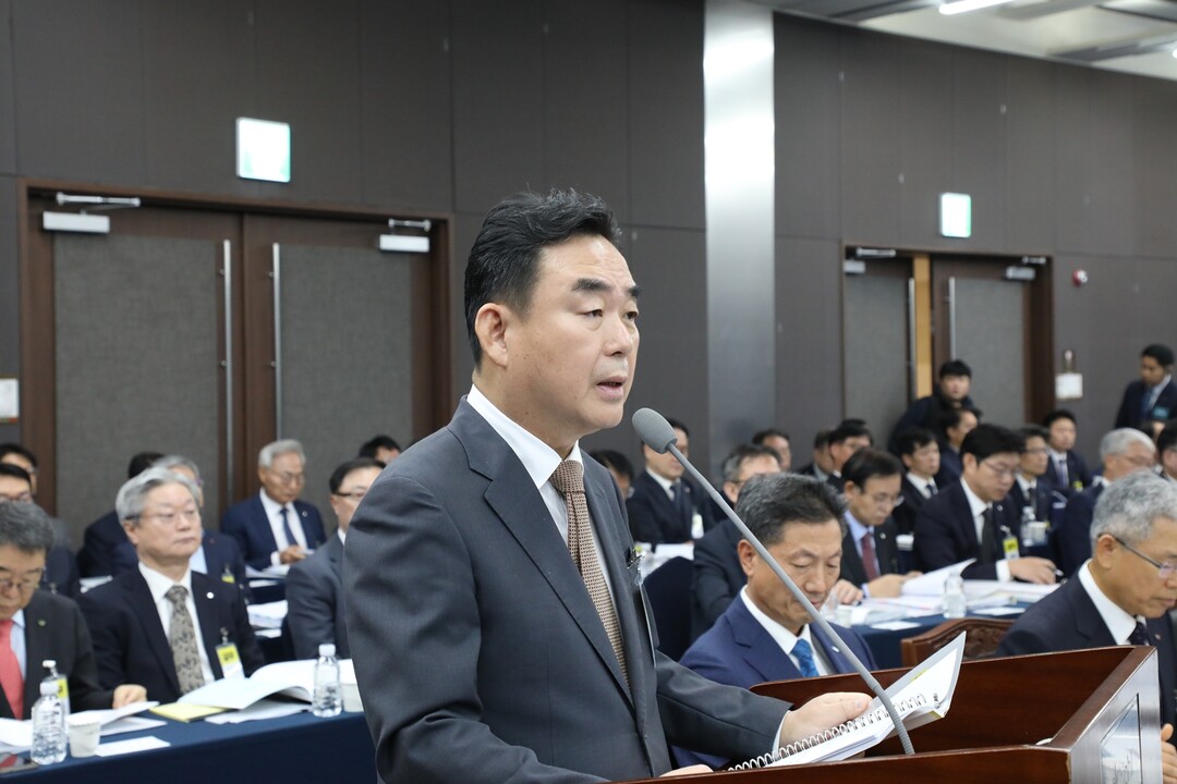 강원랜드 최철규 대표이사 직무대행이 폐광지역 경제 발전과 대한민국 신성장 동력 발전, 지역상생 실천의지를 밝히며 업무현황을 보고하고 있다.