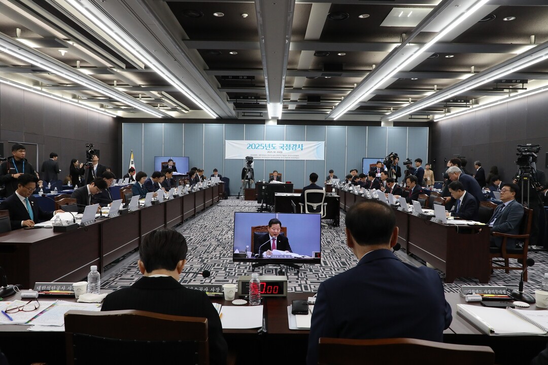 이철규 산자위원장이 2025 국정감사 개회 선언을 하고 있다.