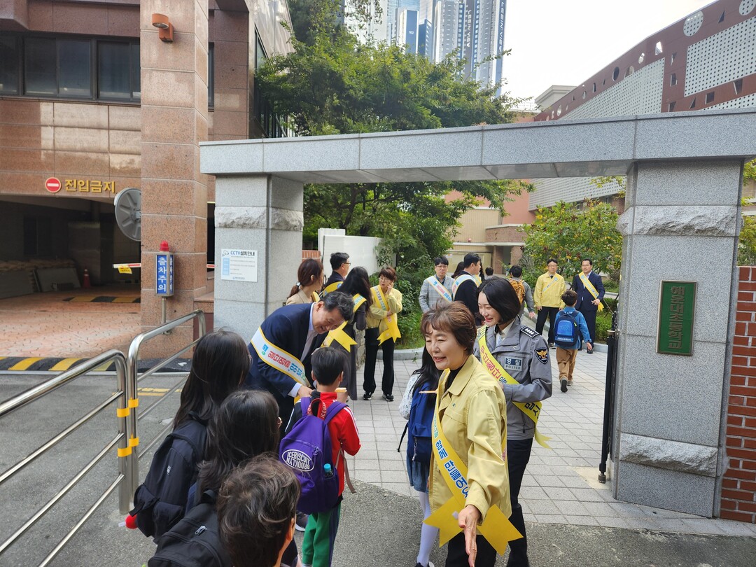 김순량 교육장 해운대교육청(우측) 김성수 구청장 해운대구(좌측 네 번째)은 해운대초등학교 정문 앞에서 &lsquo;민&middot;관 합동 통학로 교통안전 캠페인&rsquo;을 실시했다.해운대교육지원청 제공