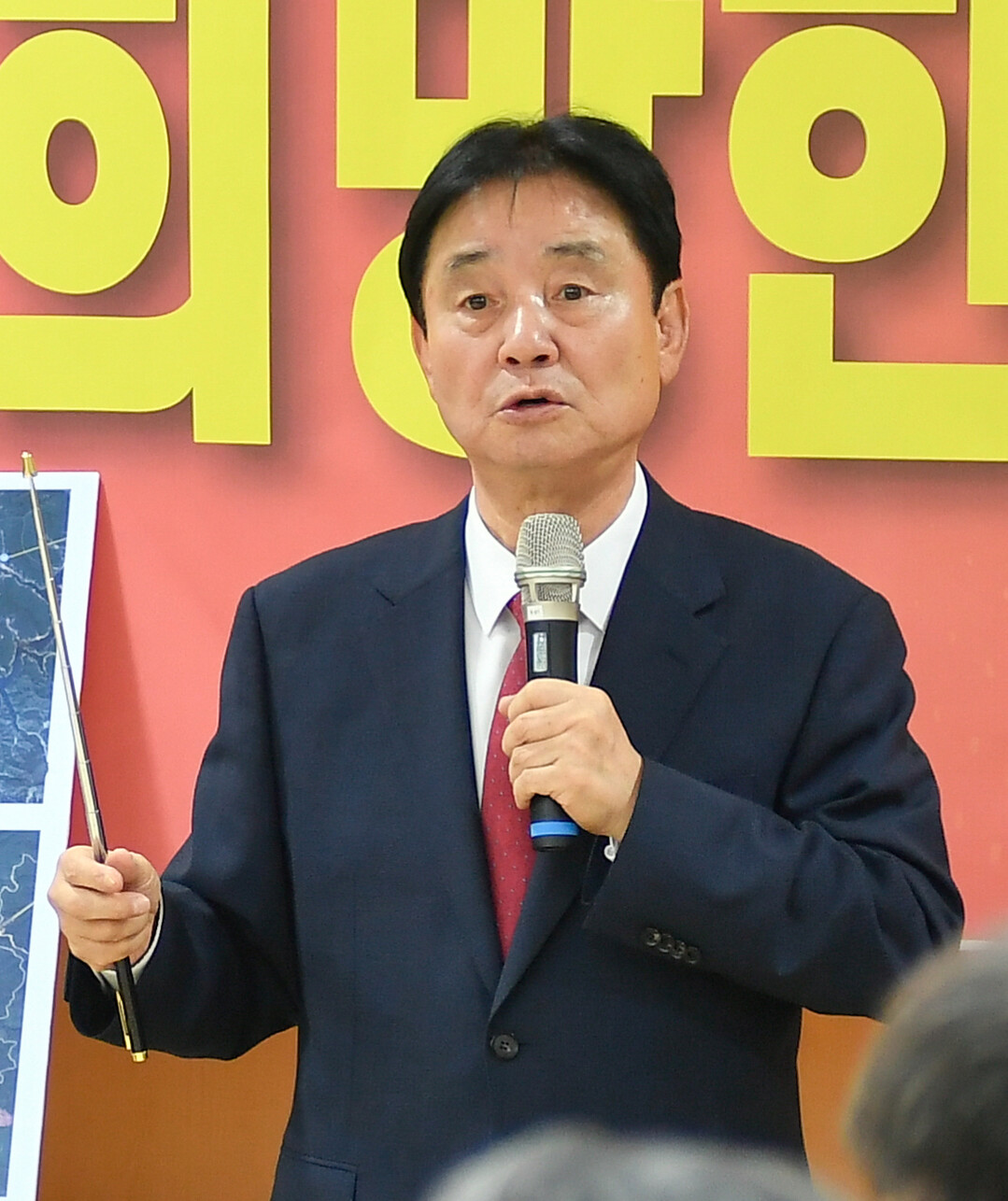 최문순 군수가 강원특별자치도 청사 배후도시 이전을 요청하고 있다