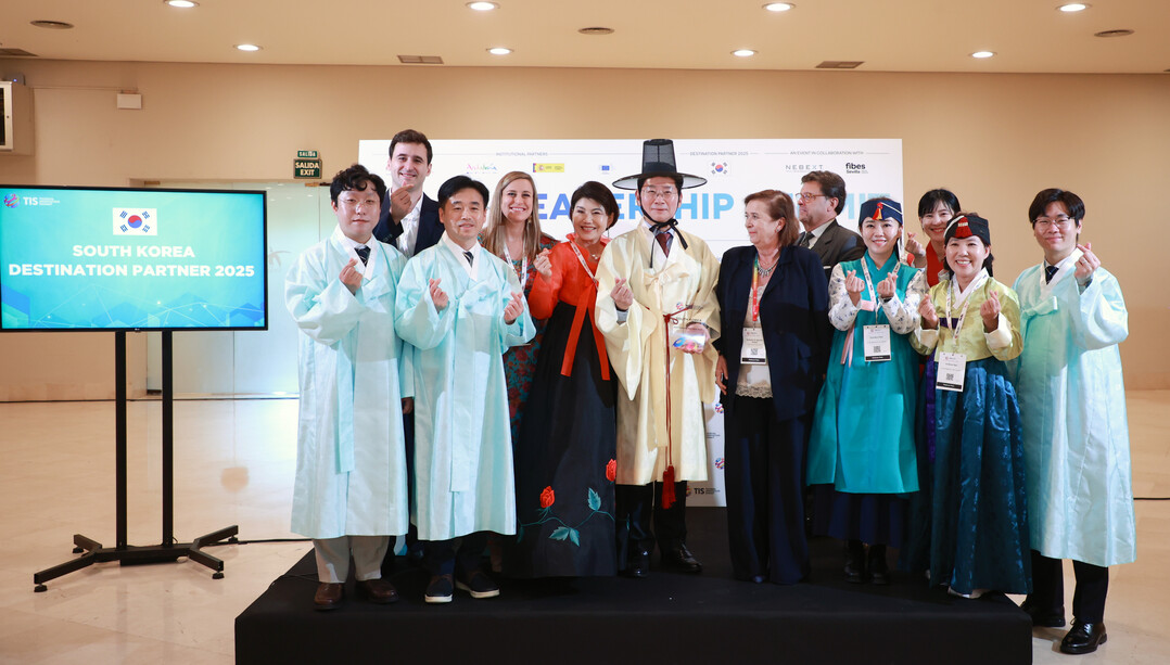 22일(현지 시간) 세비야 피베스에서 TIS2025 환영오찬에 참석한 이상일 시장과 시 대표단이 기념사진을 촬영하고 있다.용인시 제공