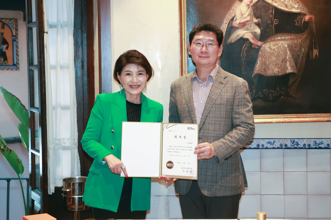 22일(현지 시간) 세비야에서 이상일 시장(오른쪽)이 이태분 국제명예자문관에게 위촉장을 전달하고 있다.용인시 제공