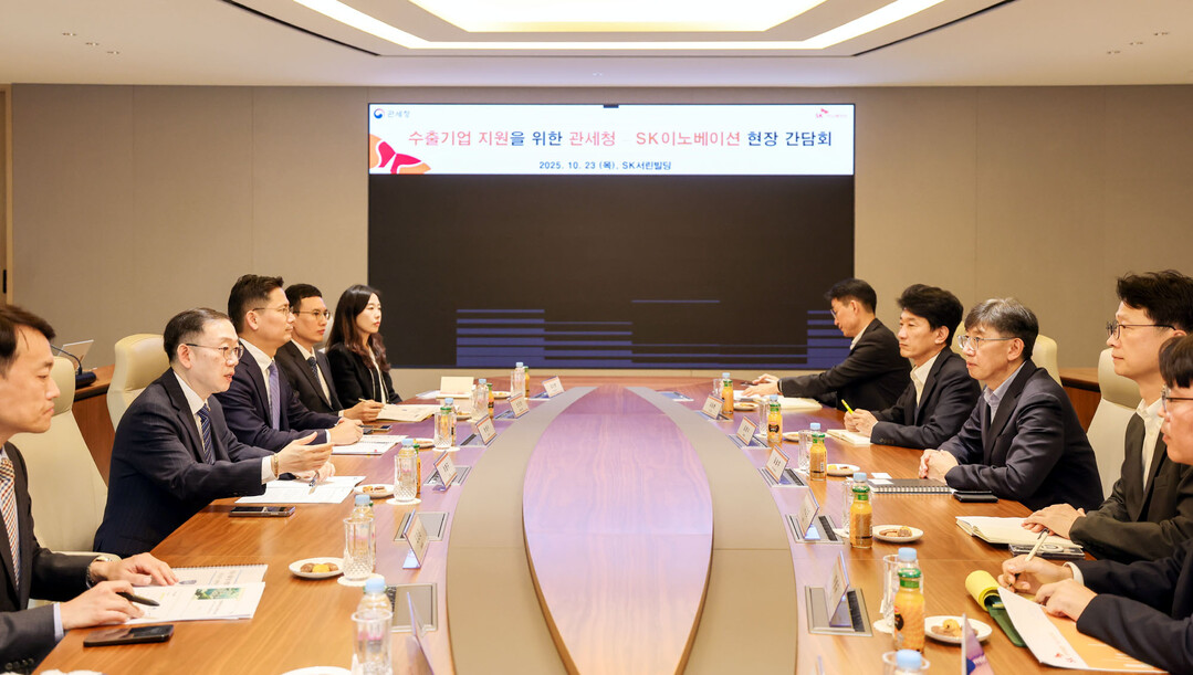 이명구 관세청장이 23일 서울에 소재한 SK이노베이션(주) 본사에서 열린 석유화학 수출기업 간담회에서 업계 관계자의 의견을 청취하고 있다