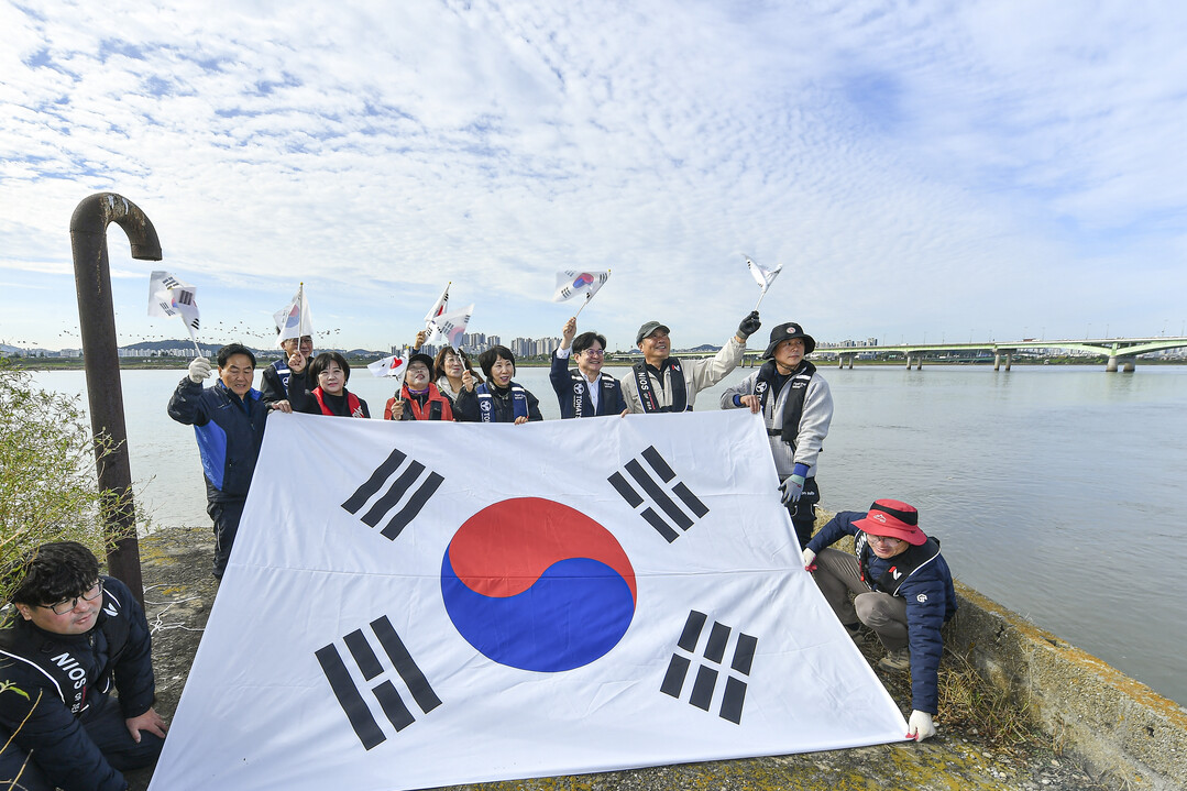 김포시가 24일 한강하구에 위치한 ‘독도’(걸포동 423-19번지)에서 ‘2025. 10. 25 독도의 날 기념 캠페인’을 개최했다. 독도사랑 태극기 퍼포먼스. 김포시 제공