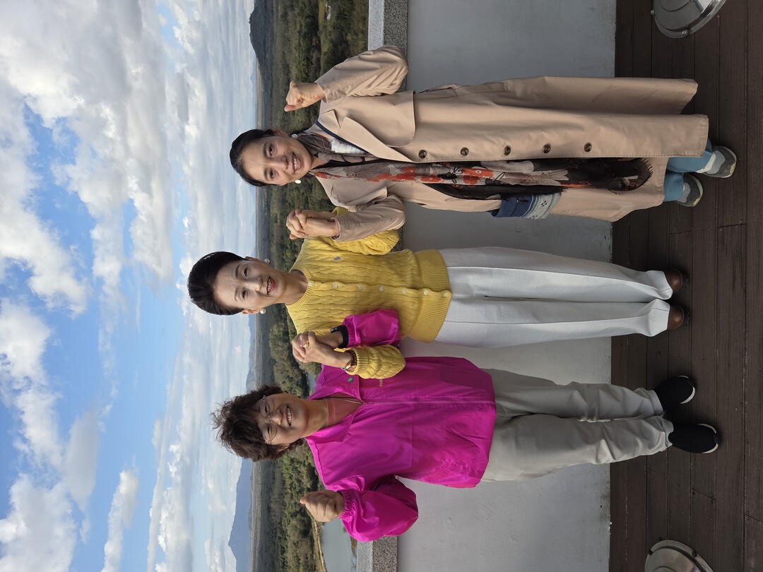 왼쪽부터 이혜자 북해도 제2연합회 부사무국장, 강경희 중앙본부 회장, 박은자 오키나와 본부 사무국장이 서로 손을 잡고 북해도에서 오키나와까지 남북통일의 염원과 하나로 단합된 마음을 보여주고 있다.