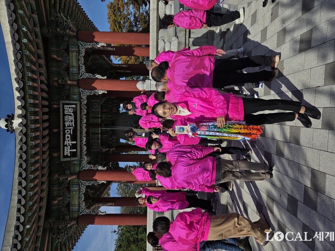 박은자 오키나와 본부 사무국장이 통일을 소원하면서 만든 1천 마리의 학을 보여주고 있다.