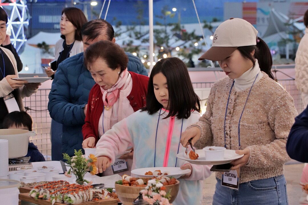 다이닝을 즐기고 있는 김포시민들