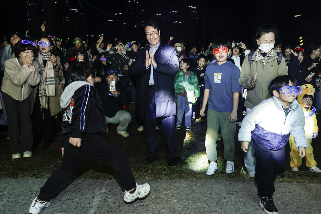 정명근 화성특례시장이 어린리 관람객과 함께 호흡하고 있다