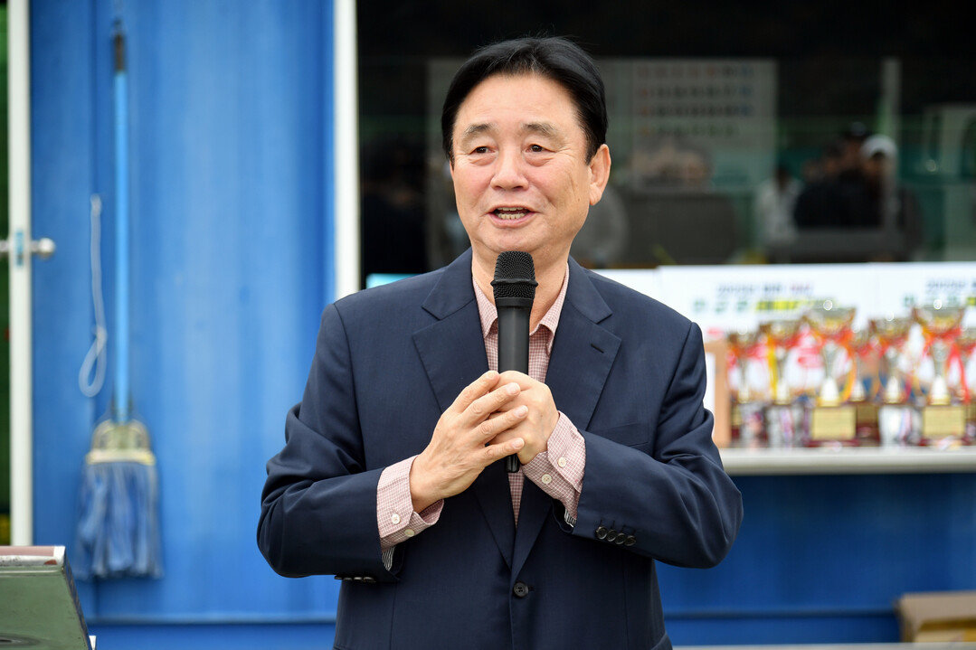 최문순 군수가 2025년 화천DMZ 민·군·관 테니스대회 개회식에서 인사말을 하고 있다