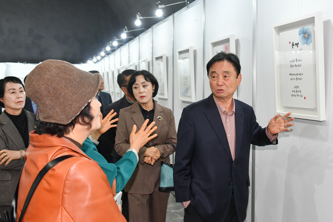 최문순 군수가  2025년 화천군 평생학습축제 전시 작품을 감상하고 있다
