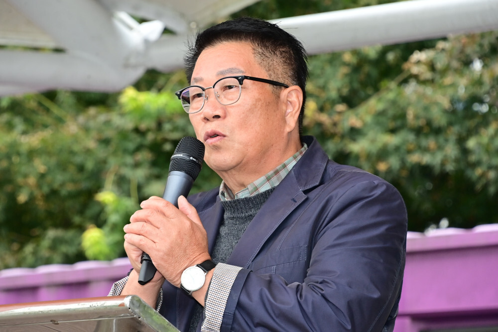 조웅희 군의회 부의장이 제6회 화천군 협회장기 족구대회에서 인사말을 하고 있다