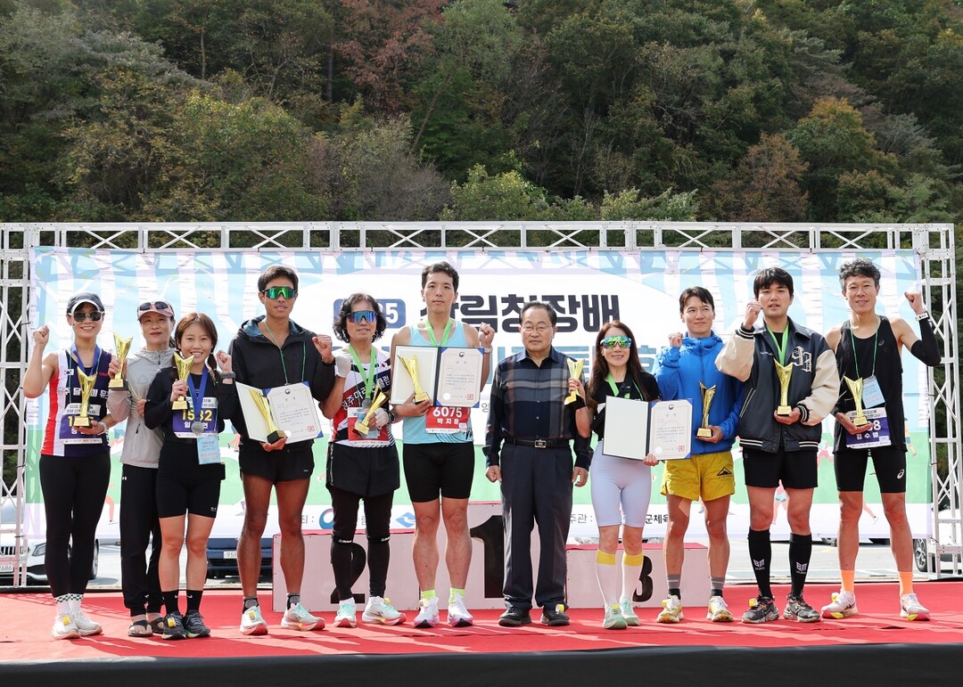지난 25일 경북 영양반딧불이생태공원 일원에서 열린 ‘2025 산림청장배 산림레포츠대회’ 입상자들이  시상대에서 기념촬영을 하고 있다. 영양군 제공