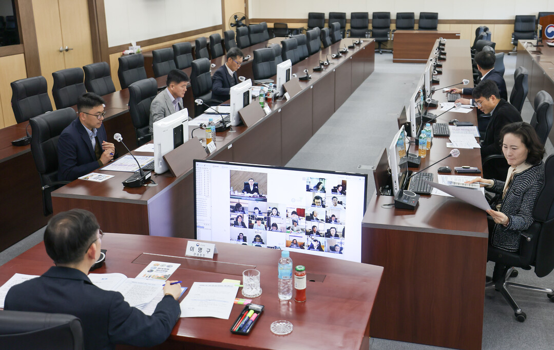 이명구 관세청장(가운데)이 27일 정부대전청사에서 중대재해 및 재난 대응 점검회의를 개최하고 중대재해·재난 예방 실적 및 향후 대응체계 등을 점검하고 있다.
