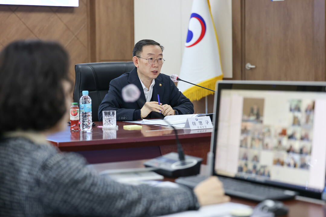 이명구 관세청장이 27일 정부대전청사에서 중대재해 및 재난 대응 점검회의를 개최하고 있다. 관세청 제공