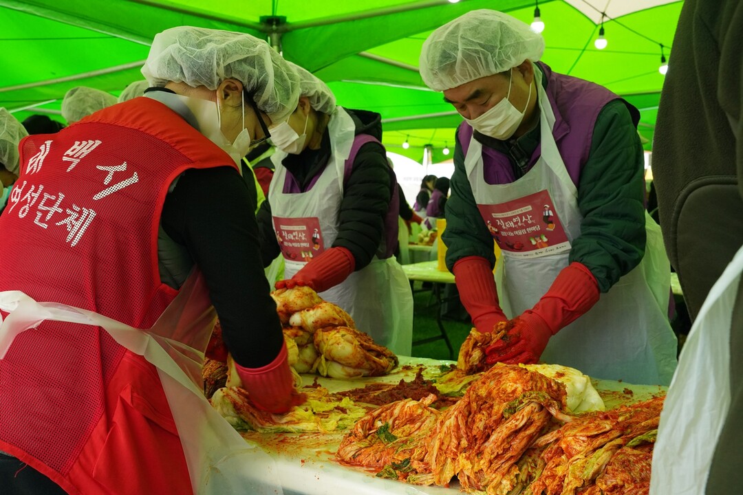 강원랜드, 정태영삼 김장나눔 어울림 한마당에서 김장을 하고있는 봉사자들. 강원랜드 제공