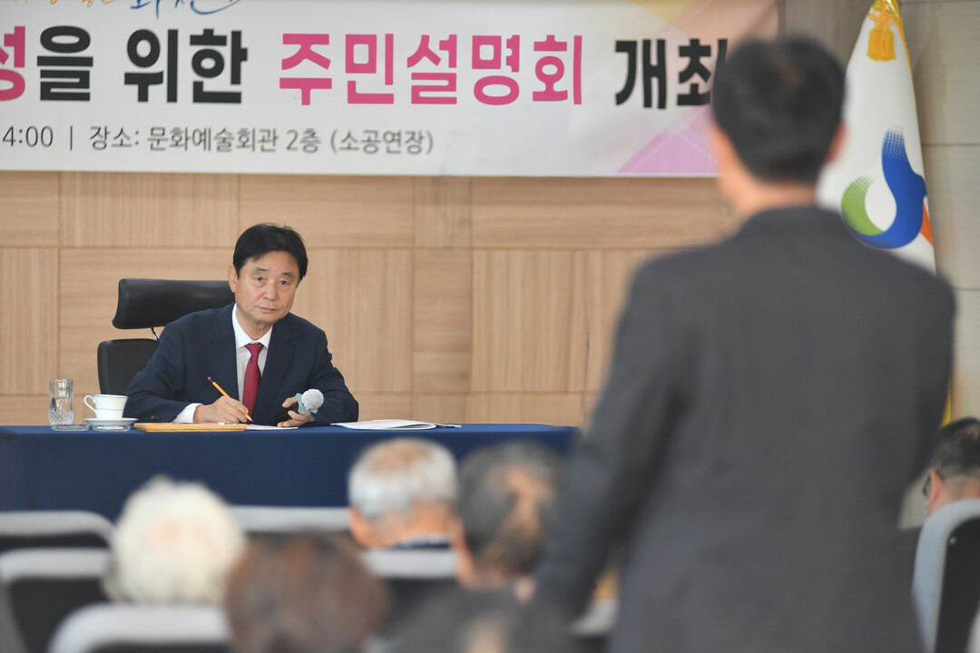 2026년도 예산 편성을 위한 화천군 예산 설명회가 27일 화천읍 문화예술회관에서 최문순 군수, 박대현 도의원,  조웅희 군의회 부의장과 군의원, 각 실과소장, 지역주민들이 참석한 가운데 열렸다.