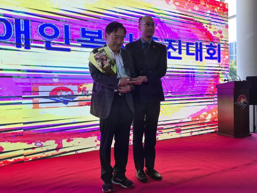 28일 ‘2025년 부산 북구 장애인 복지증진대회’ 및 ‘사랑의 김장김치·장학금·가정지원금 전달식’이 부산 북구 장애인 론볼경기장에서 열린 가운데, 이창우 북구장애인협회 회장이 한 유공자에게 감사패를 시상한 뒤 기념촬영을 하고 있다.