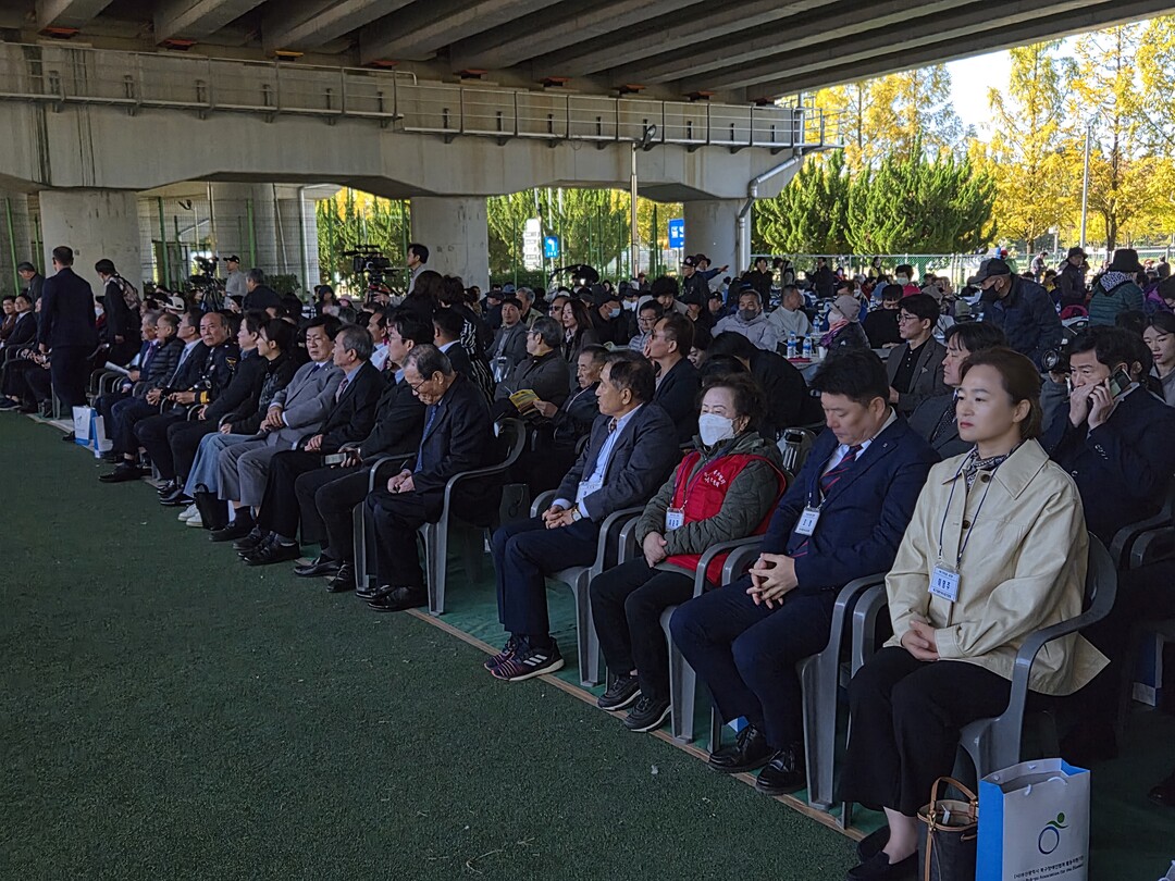 28일 부산 북구 낙동강 둔치에 조성된 장애인론볼경기장에서 열린 ‘2025년 부산 북구 장애인 복지증진대회’ 및 ‘사랑의 김장김치·장학금·가정지원금 전달식’에 참석한 장애인과 자원봉사자, 일반 구민들이 무대를 향한 채 행사에 집중하고 있다.