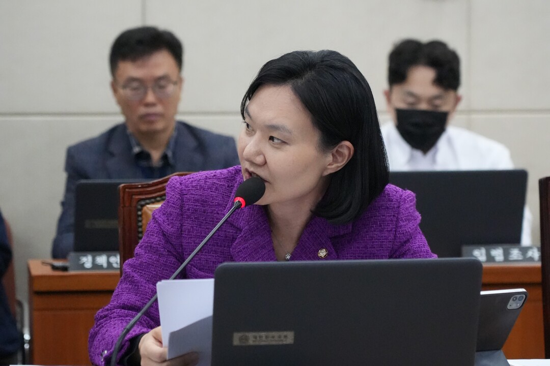 김남희 의원이 국정감사에서 질의하고 있다.