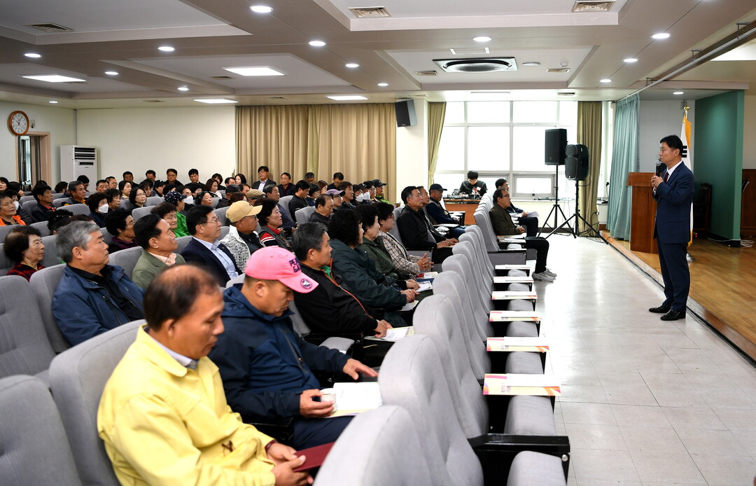 지난해 최문순 군수가 화천읍 주민예산설명회를 진행하고 있다