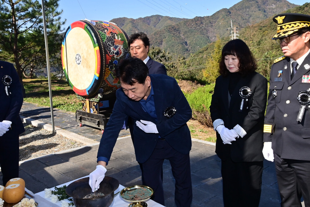 류희상 군의장이 제45회 자유수호 희생자 합동 위령제에서 분향하고 있다