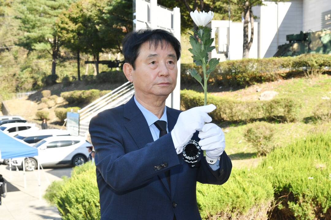 최문순 군수가 제45회 자유수호 희생자 합동 위령제에서 헌화하고 있다