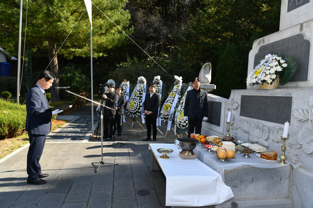 최문순 군수가 제45회 자유수호 희생자 합동 위령제에서 추모사를 낭독하고 있다