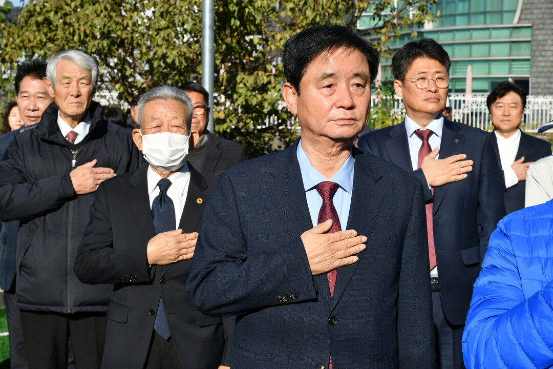 제17회 화천군수기 게이트볼대회가 28일 화천읍 중리 게이트볼장에서 최문순 군수, 정병록 군게이트볼협회장, 이화원 군노인회장, 류희상 군의장과 군의원, 지역 어르신들이 참석한 가운데 열렸다.