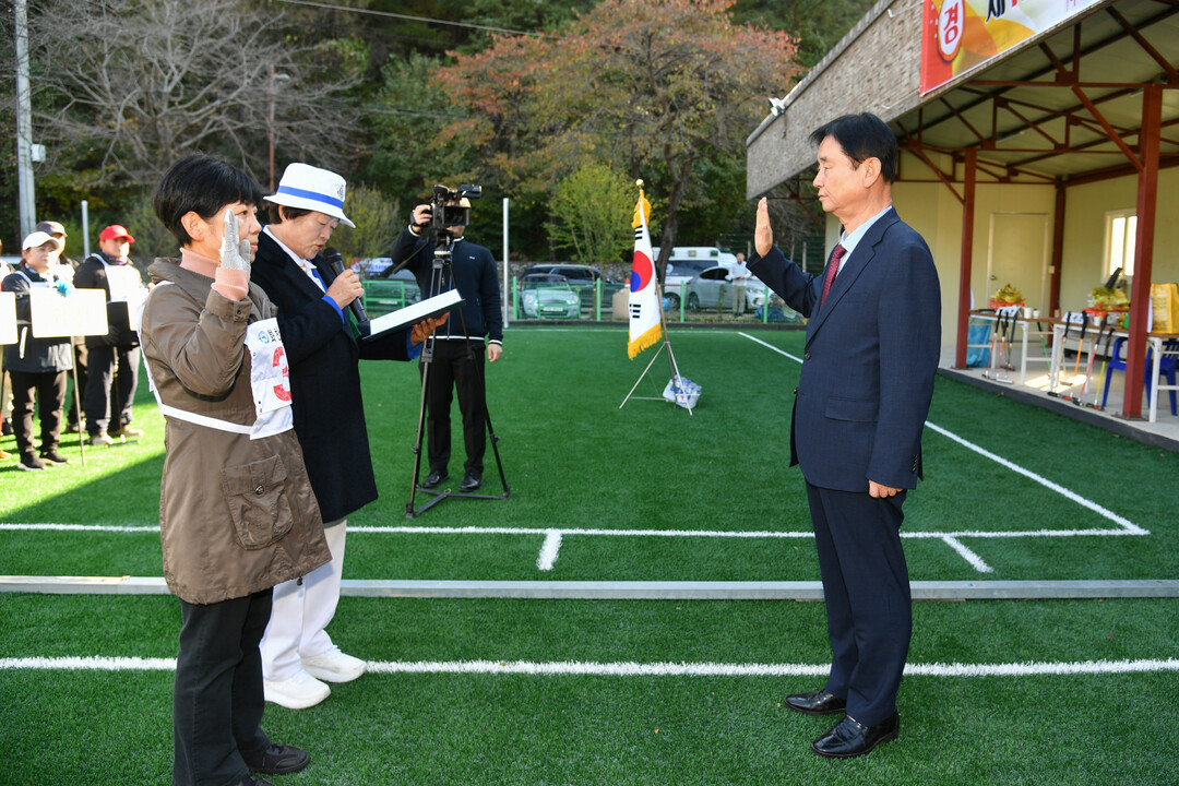 최문순 군수가 제17회 화천군수기 게이트볼대회에서 선수선서를 받고 있다