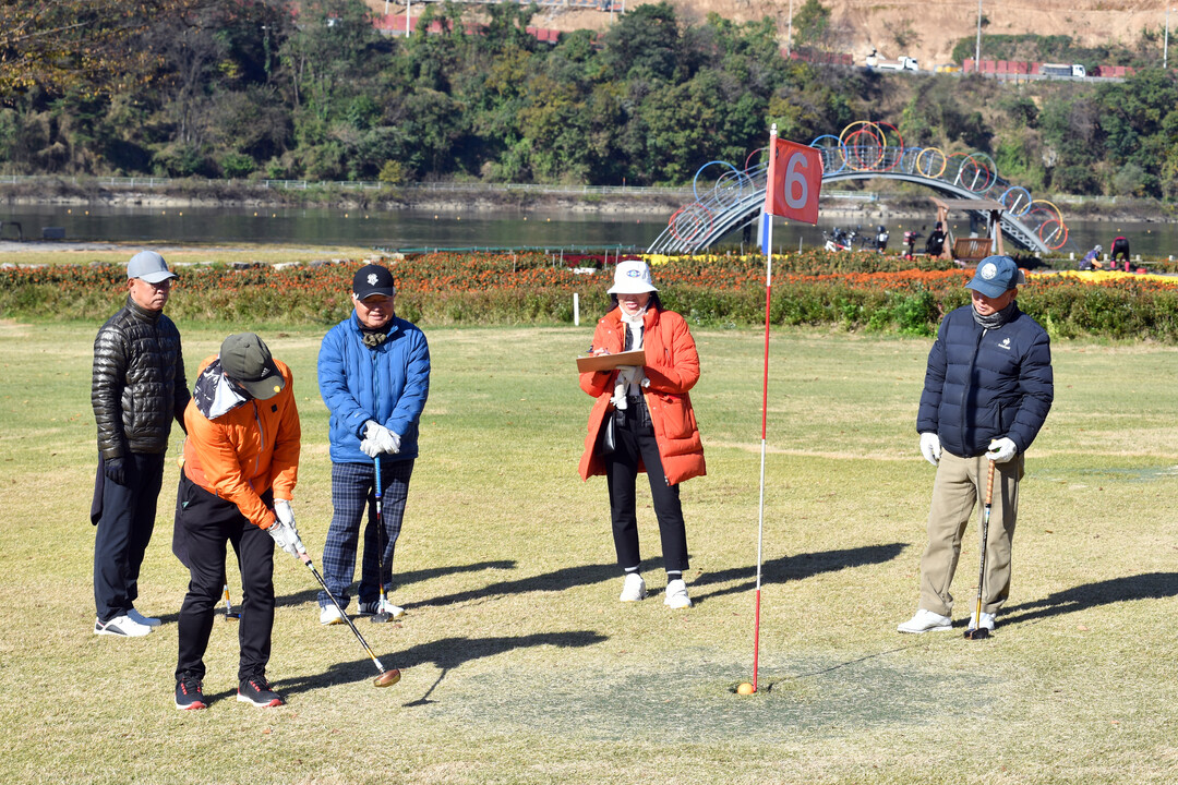 2025 화천 기저질환 건강 전국 파크골프 대회 결선 첫날 경기가 28일 화천군 하남면 산천어 파크골프장에서 진행됐다.