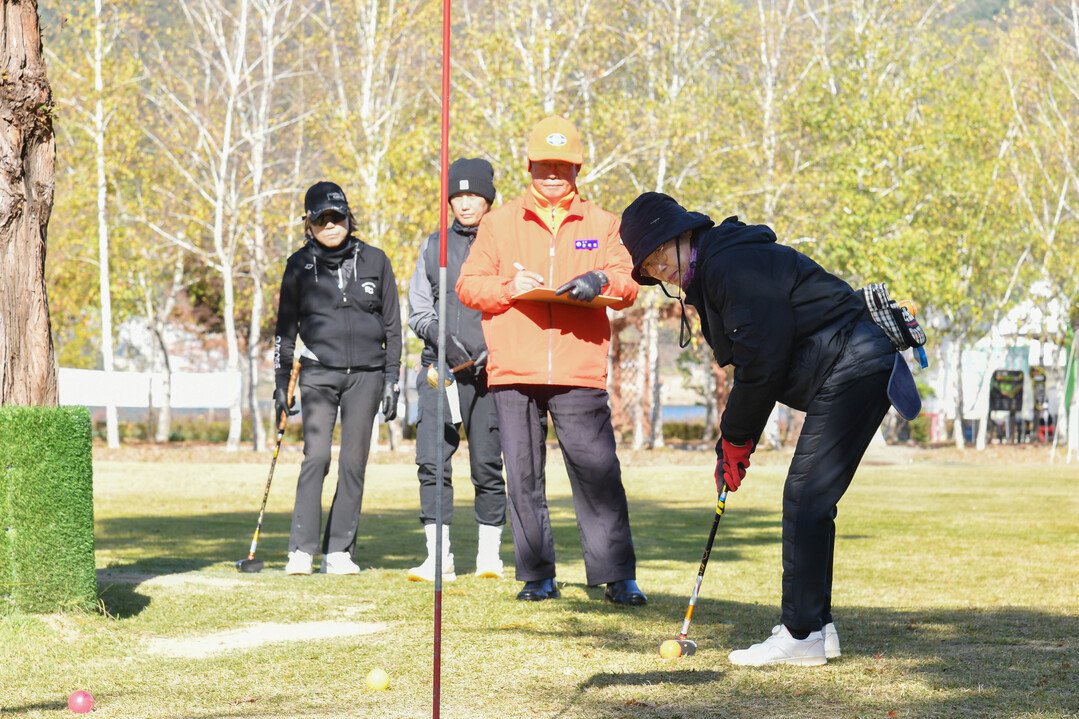 2025 화천 기저질환 건강 전국 파크골프 대회 결선 첫날 경기가 28일 화천군 하남면 산천어 파크골프장에서 진행됐다.