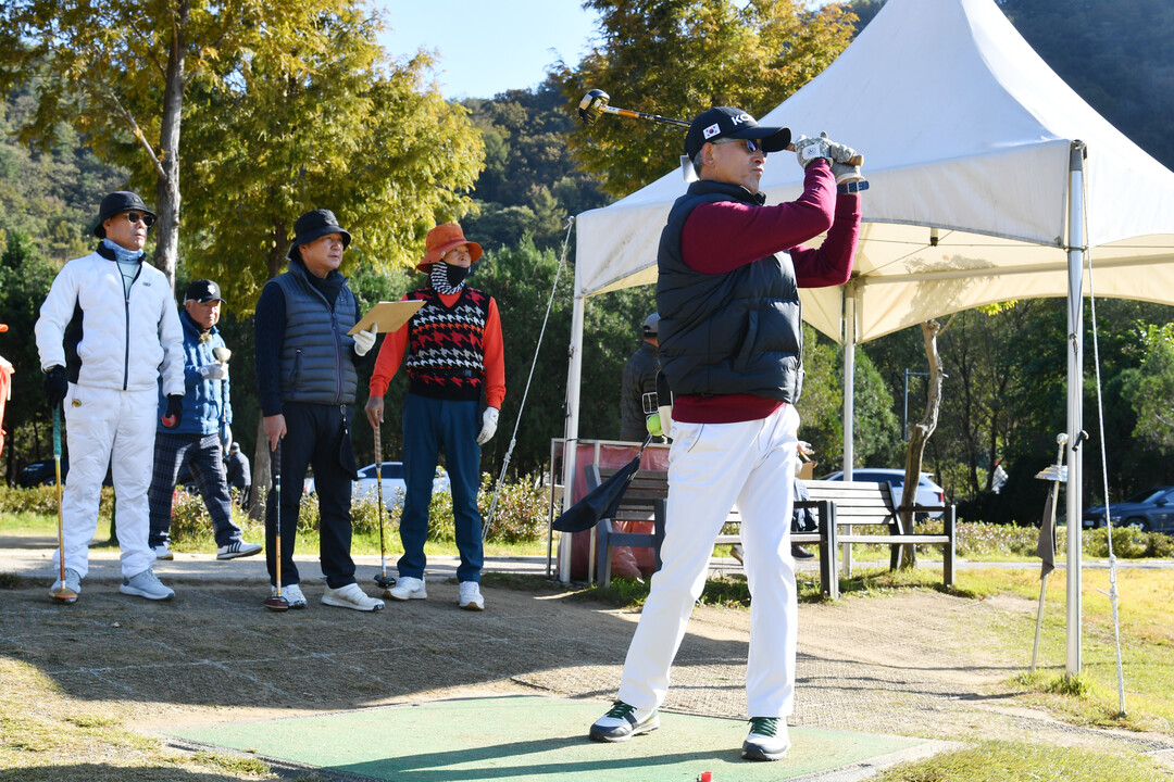 2025 화천 기저질환 건강 전국 파크골프 대회 결선 첫날 경기가 28일 화천군 하남면 산천어 파크골프장에서 진행됐다.