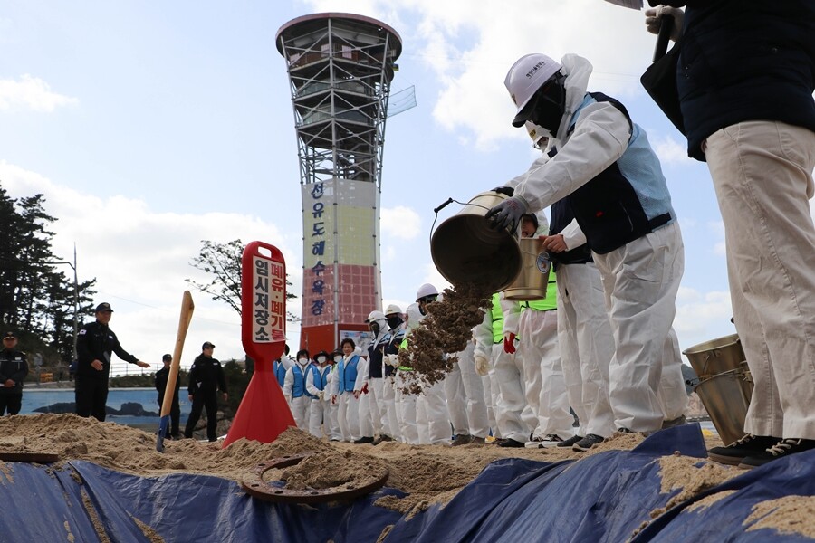 군산해경이 대규모 해양오염사고 대비를 위한 해안방제 민관합동훈련을 비응항 일대에서 실시 중에 있다.