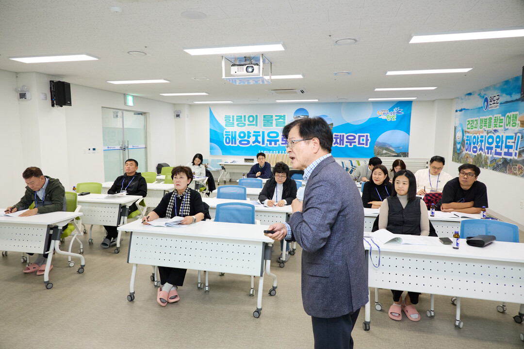 문화복지위원회 의원들이 이정화 국회의정연수원 겸임교수의 의정 실무특강을 듣고 있다.