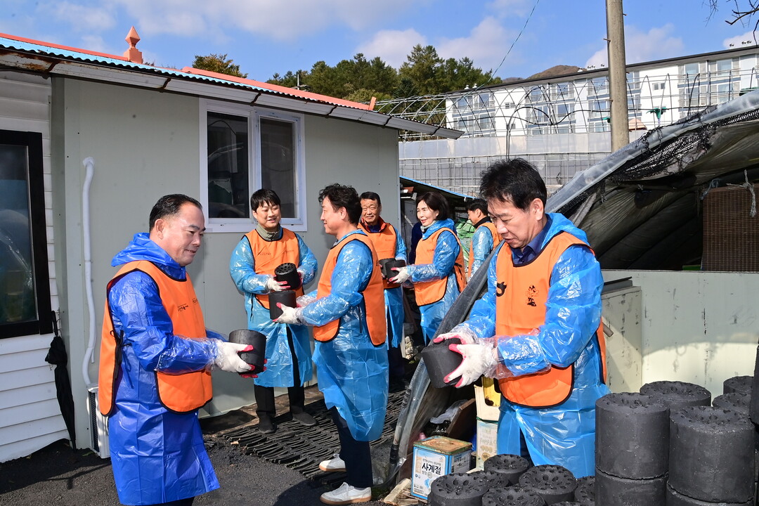 화천군의회 의원들이 연탄 나눔 봉사를 진행하고 있다
