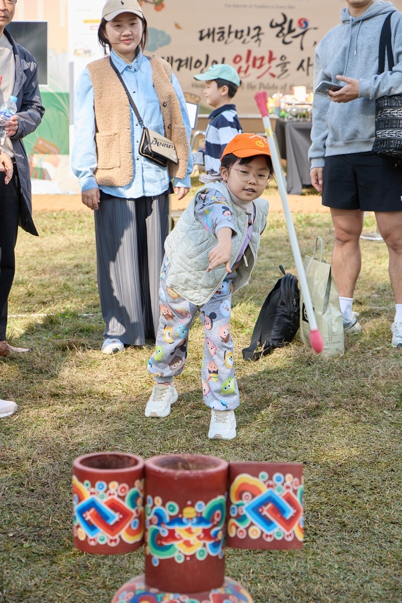 한우자조금, ‘서울 바비큐 페스타’ 한우 홍보 부스 방문객들의 한우 이벤트 참여 모습 (사진=한우자조금 제공)