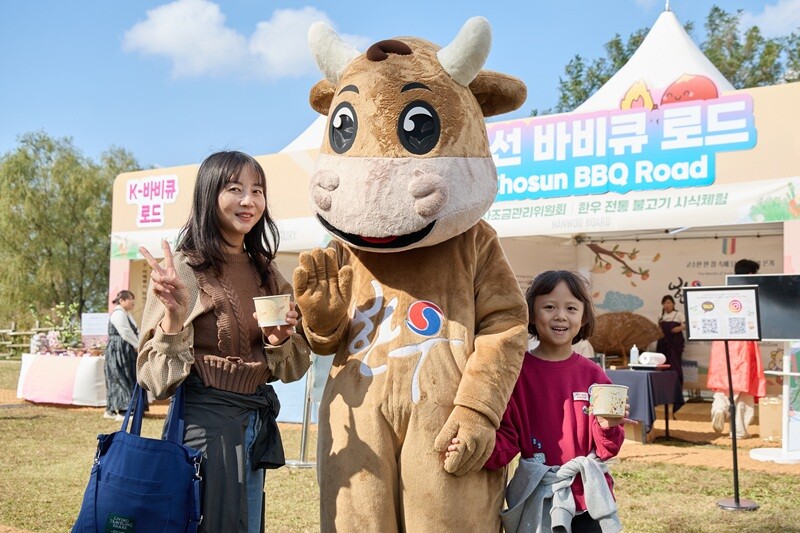 한우자조금, ‘서울 바비큐 페스타’ 한우 홍보 부스 방문객들의 한우 시식 모습(사진=한우자조금 제공)