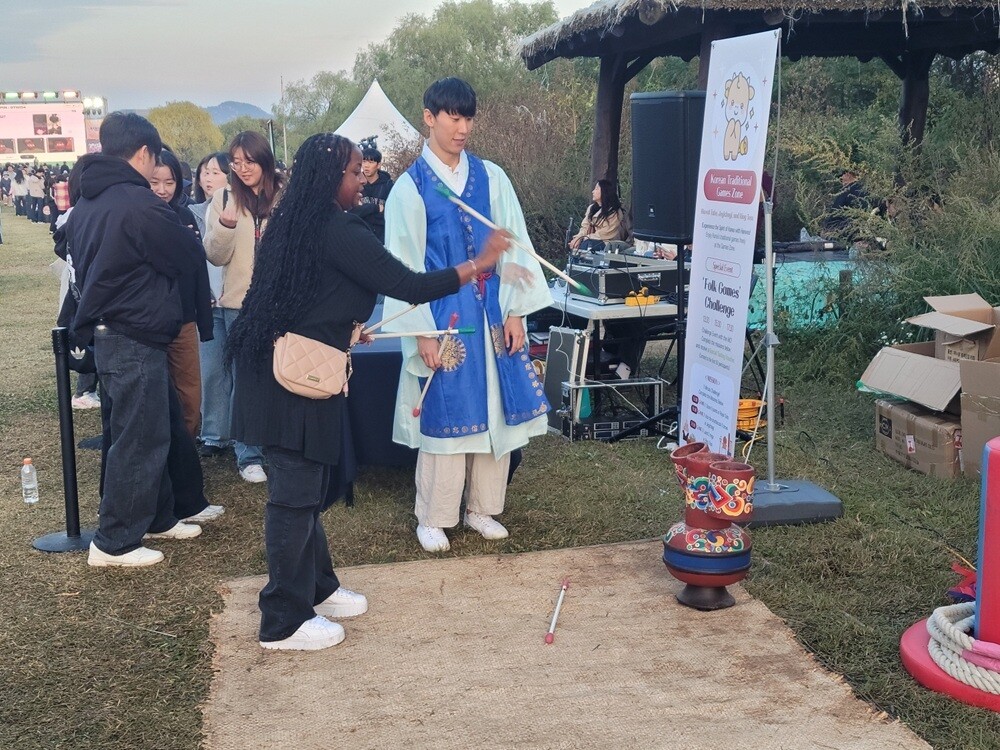 한우자조금, ‘서울 바비큐 페스타’ 한우 홍보 부스 방문객들의 한우 이벤트 참여 모습 (사진=한우자조금 제공)