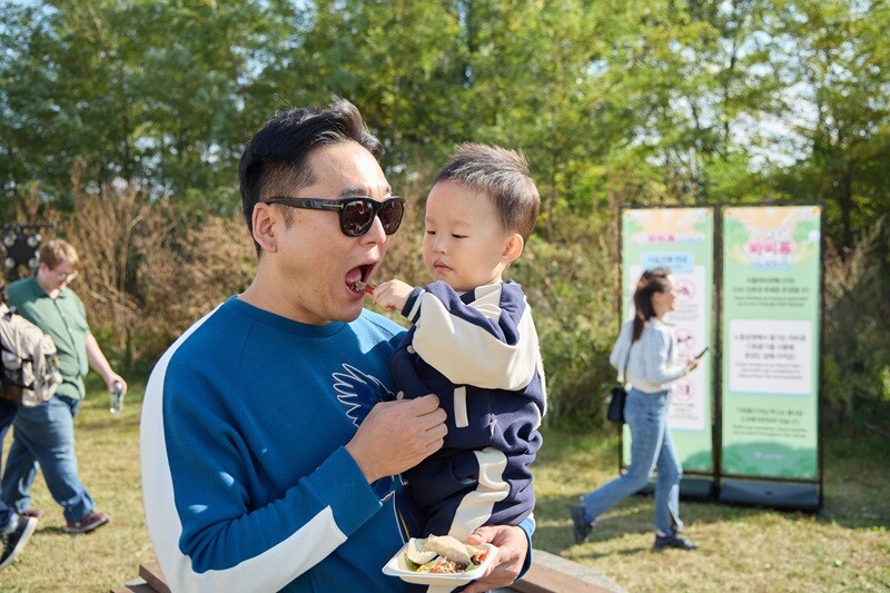 한우자조금, ‘서울 바비큐 페스타’ 한우 홍보 부스 방문객들의 한우 시식 모습(사진=한우자조금 제공)