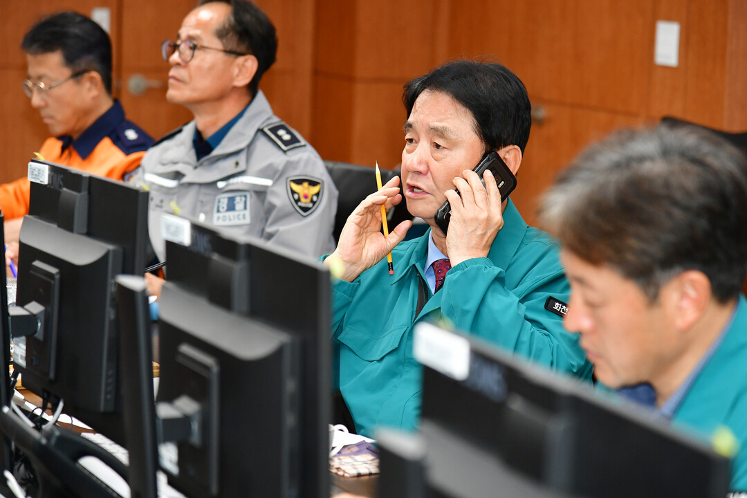 최문순 군수가 31일 군청 재난안전상황실에서 재난대응 안전한국훈련을 지휘하고 있다.