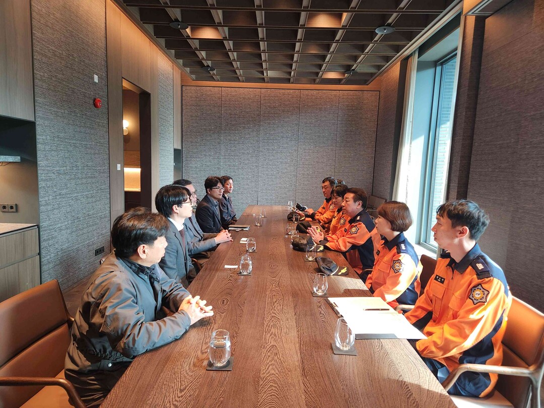 용석진 서장(오른쪽 가운데)이 대형화재 위험 대상 특별안전점검을 실시하고 있다