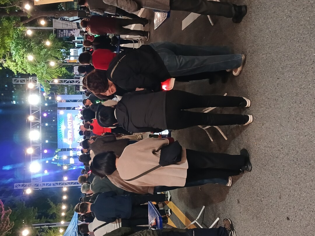 동구에서 태어나 타지역으로 이주한 친구들이 수십년만에 만나 지난날 추억을 이야기 모습. 맹화찬 기자