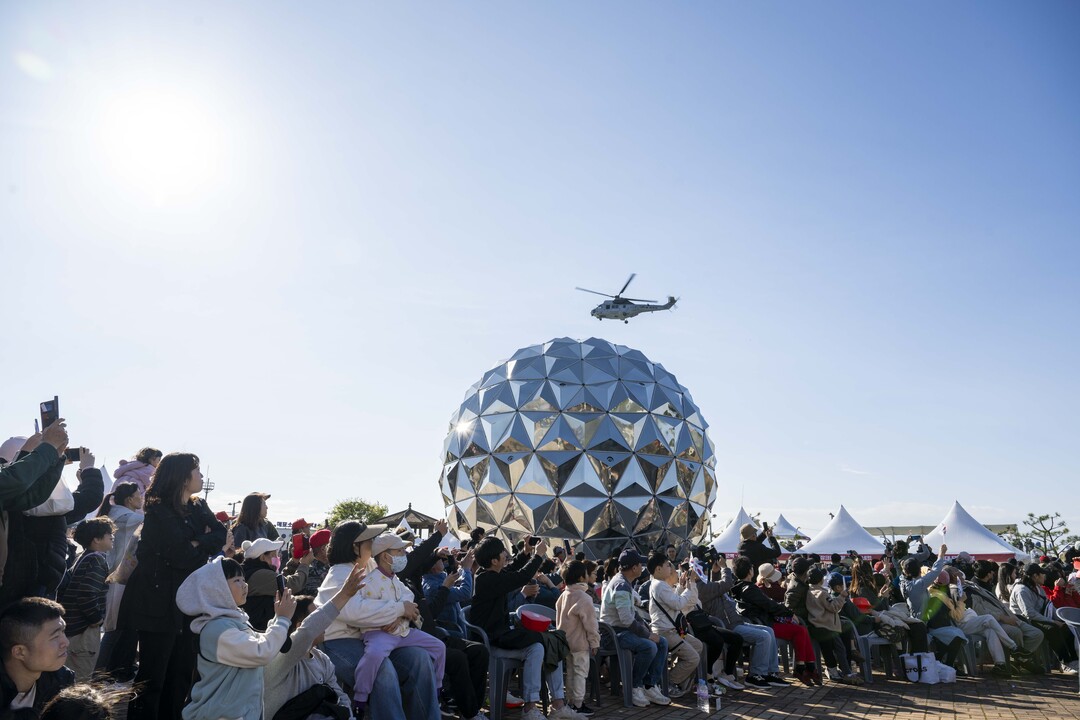 해병대 상륙작전 해병대 헬기에 반가워하는 관광객들
