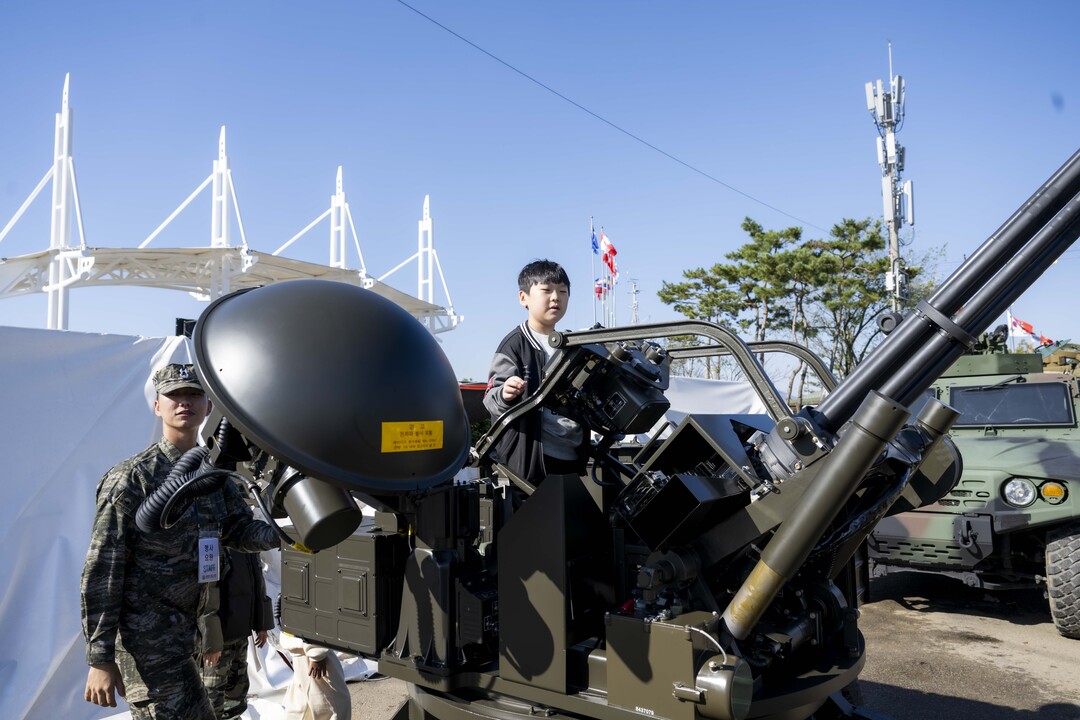 해병대원들과 해병대 전투장비를 체험중인 어린이들