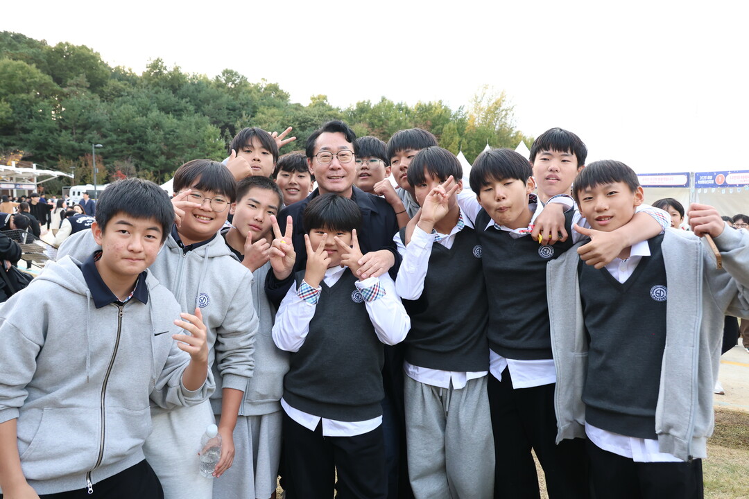 정명근 화성특례시장이 2025 학생동아리 축제에 참가한 학생들과 사진촬영을 하고 있다. 화성시 제공
