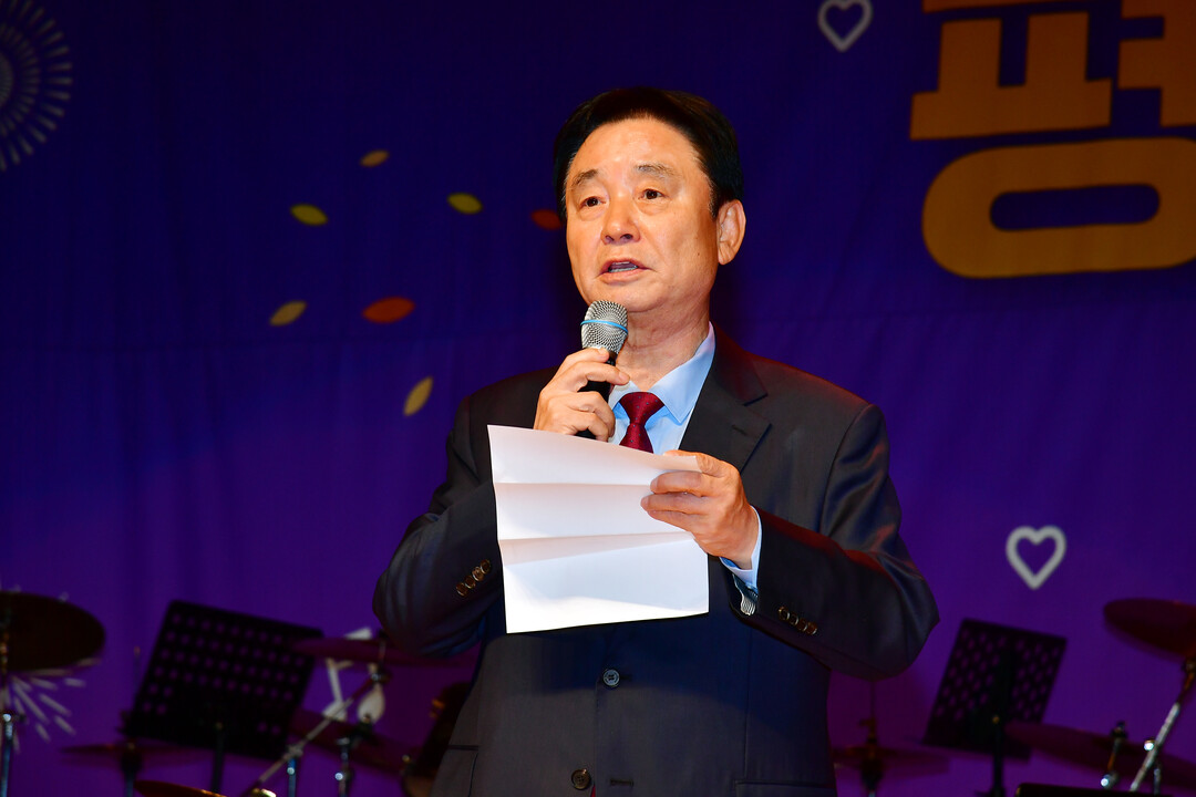 최문순 군수가 2025년 화천군 평생학습축제에서 참여자들을 독려하고 있다