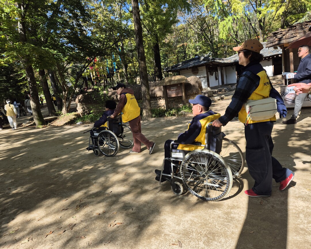 동백3동 지역사회보장협의체가 홀몸 어르신 10명을 모시고 한국민속촌 나들이를 했다.